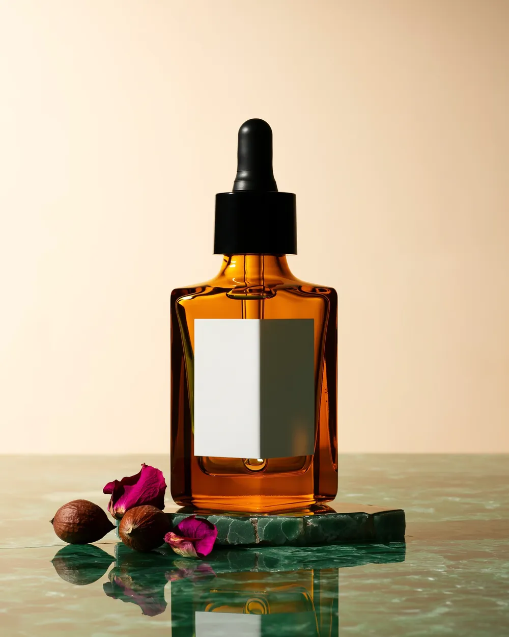 Flacon d'huile d'argan sur zellige vert, photo produit