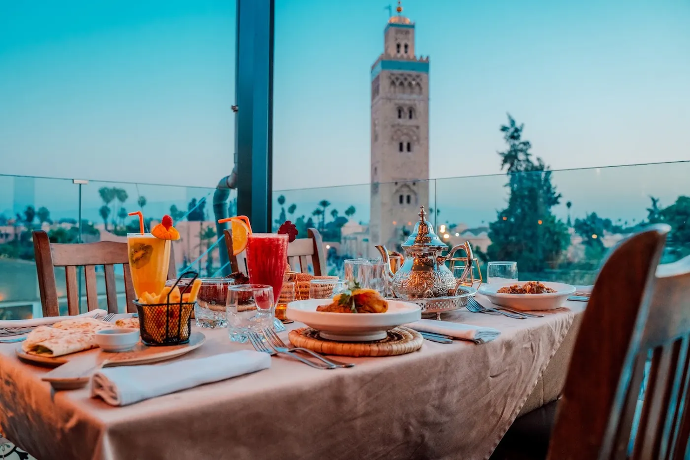 Table de restaurant en terrasse avec vue sur la Koutoubia